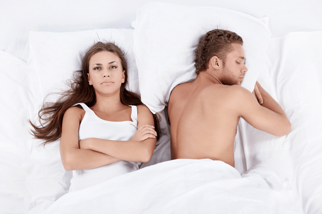 Frau im Bett mit einem Mann mit geringer Leistung